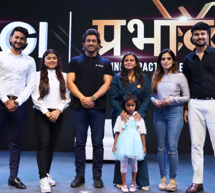 Mansi Gulati on Stage with MS Dhoni at National Summit