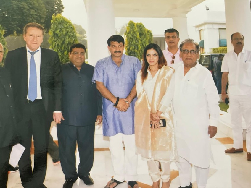 Mansi Gulati with MP Manoj Tiwari and International Diplomats