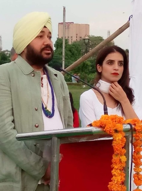 Mansi Gulati on Stage with Daler Mehndi