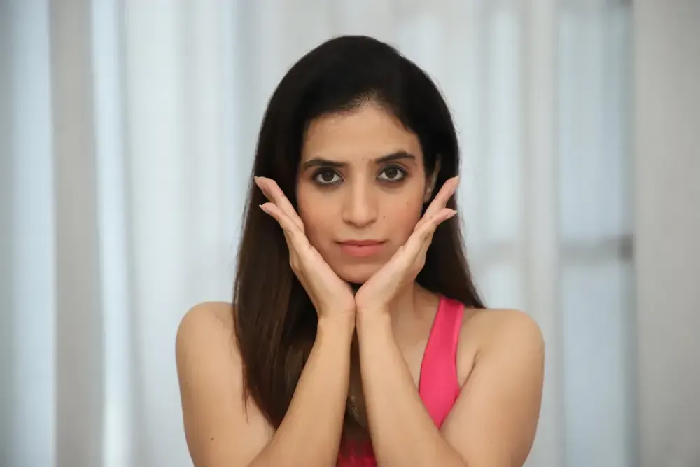 Mansi Gulati Demonstrating Jawline Sculpting Technique